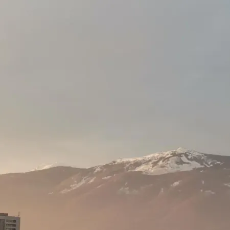 Artsy Penthouse & Mountain View Appartement